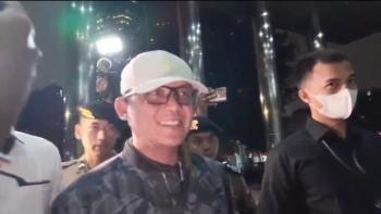 Terjaring OTT, Bupati Lamteng Tersenyum saat Tiba di Gedung KPK 